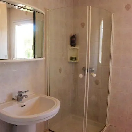 Hébergement de vacances Sleeps 8 Pool Wifi Carqueiranne